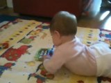 2011.10.08 Eléonore joue par terre 2