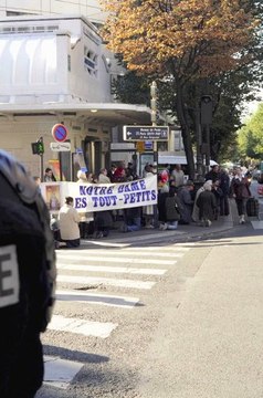 Des militants anti-IVG prient dans la rue aux abords de l'hôpital Tenon