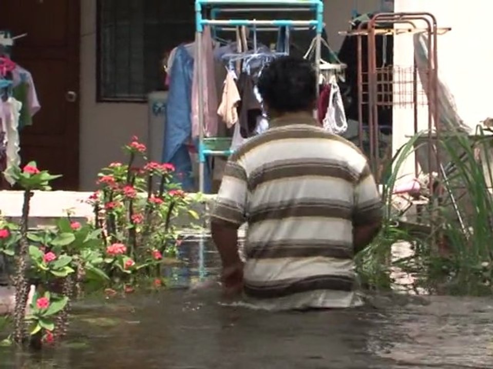Nervous Bangkok on alert for floods