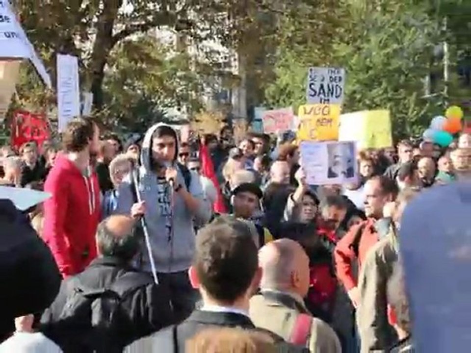 Demonstrant spricht in Frankfurt am Main - 15/10/11