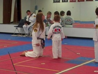Clement au testing de ceinture blanche de Tae Kwon Do