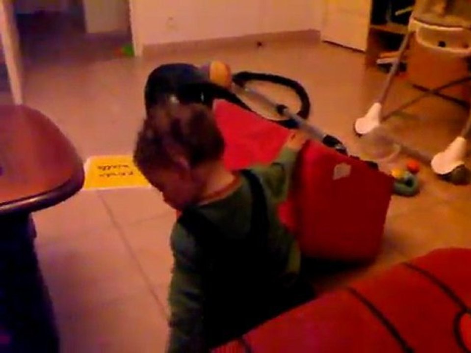 Le nouveau jeu de Lucien avec son fauteuil !