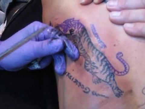 Pat Dee Wan gives a Sak Yant - Suea Paen