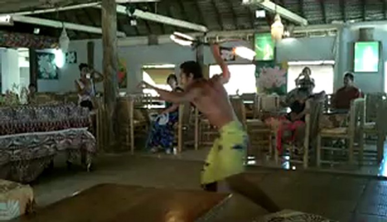 Danse du feu Tiki Village.avi