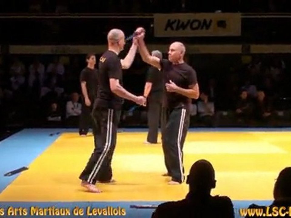 Démonstration du LSC karaté kali à la Nuit des Arts Martiaux de Levallois