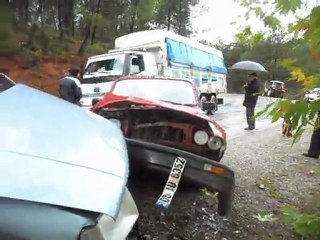 dursunbey istasyon yolunda kaza 3 yaralı