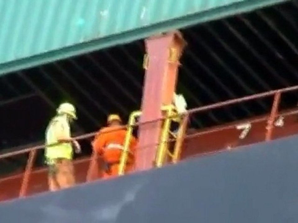 Salvage crews in race to pump oil from grounded ship