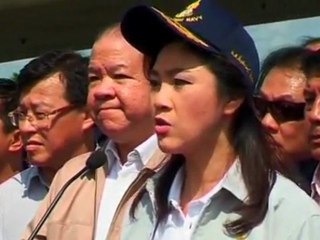 Thai PM visits flooded river