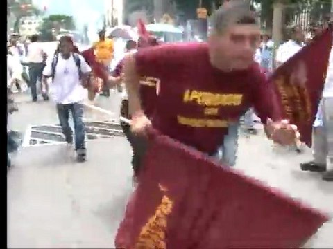 Lanzan gas a seguidores de Capriles