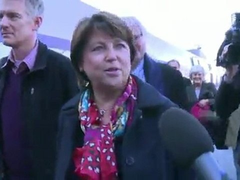 Primaire PS : Aubry reste sereine à son arrivée à Paris