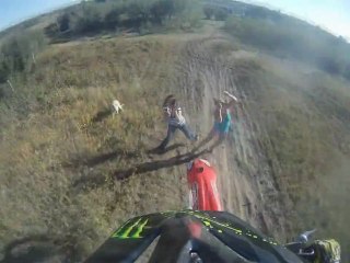 Elle reçoit une moto-cross sur la figure