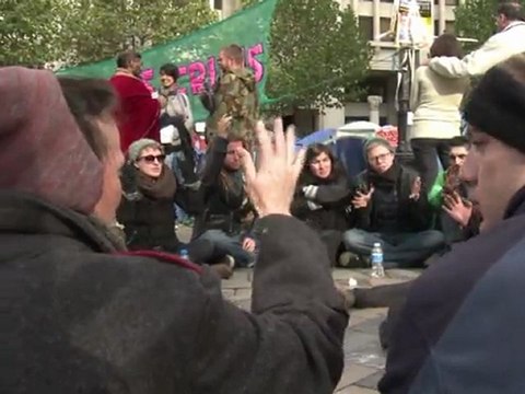 Londres: 2e nuit de campement dans la City pour 200 indignés