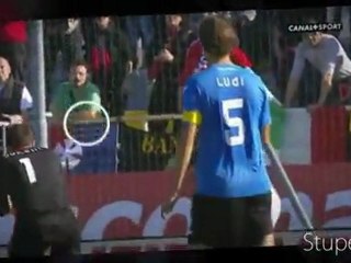 FOOT : Il perd une dent en plein match !