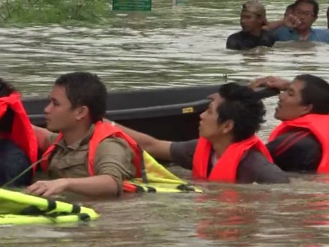 Bangkok throws up defences amid devastating floods
