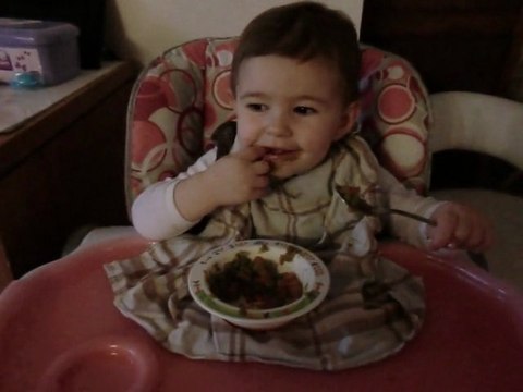 rapha mange seule , proprement et sous surveillance