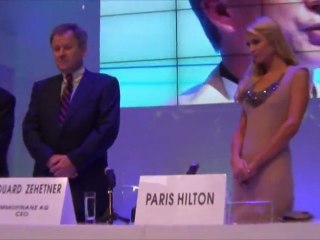 Paris Hilton en Pologne avec un prêtre