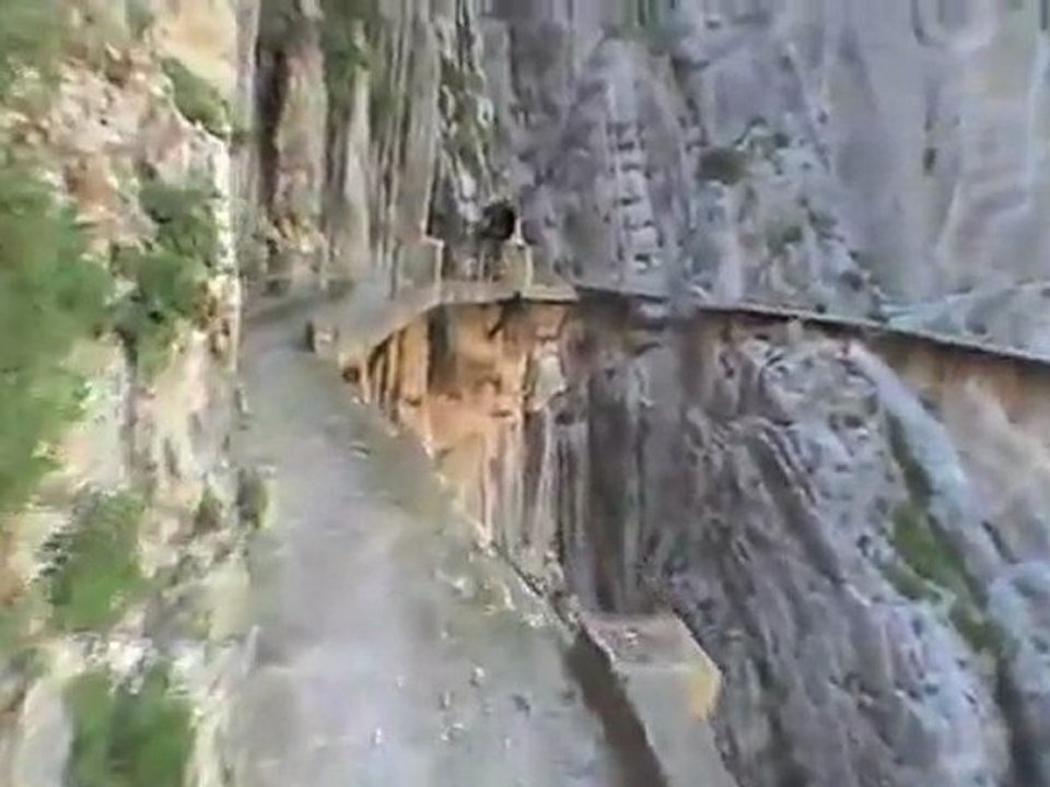 le chemin le plus dangeureux du monde............NE PAS TENTER DE PASSER SI VOUS AVEZ LE VERTIGE -