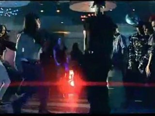 Les hommes et une cigarette electronique V9