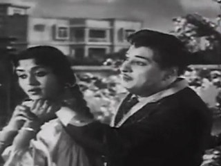 Dharmam Thalai Kakkum - MGR Sarojadevi Romance Scene