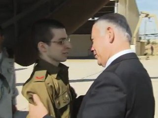Gilad Shalit rencontre Netanyahu , Barak, Noam  a Tel Nof IAF base