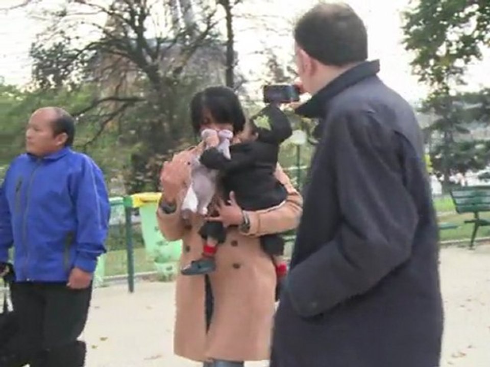 Le second homme plus petit du monde en visite à Paris