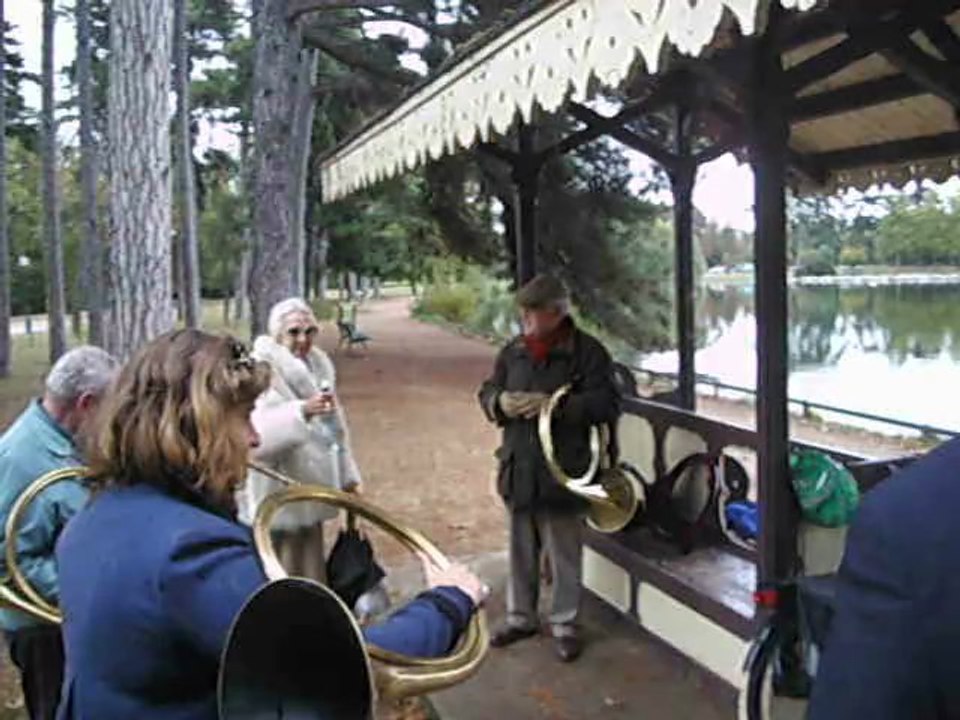 LES TROMPO-FOLIES DU BOIS DE BOULOGNE : "Les honneurs" à Martine, grande amatrice de vodka