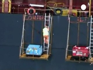 Après la tempête les secours reprennent sur le cargo...