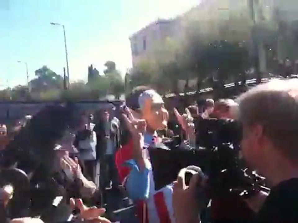 Σκετσάκι ξένων δημοσιογράφων στη Βουλή -1-