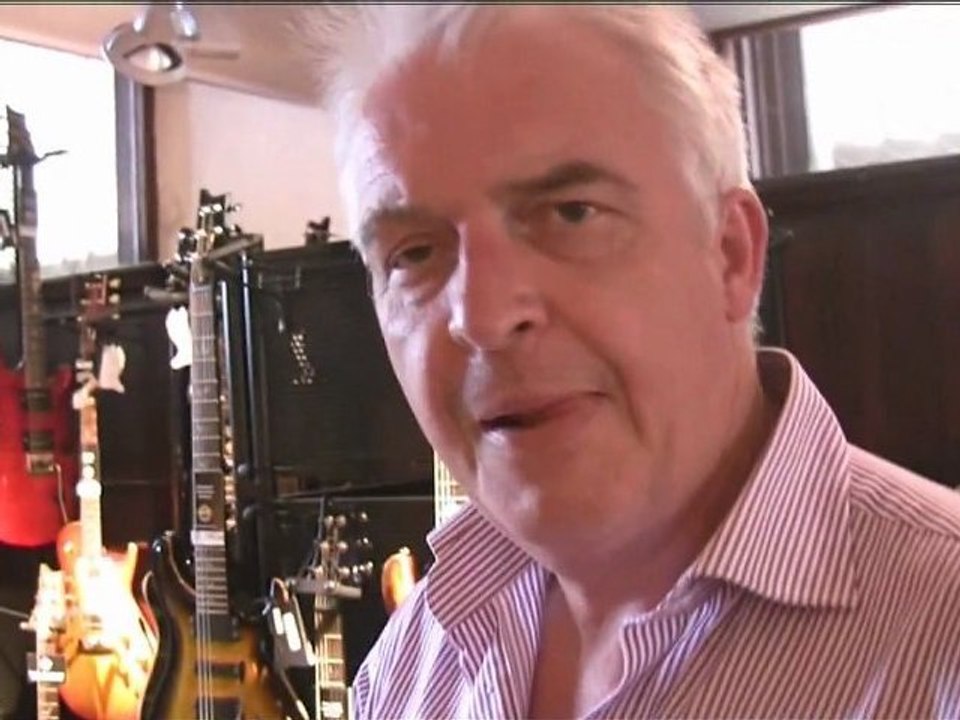 World Guitars - Bloopers and Les Pauls