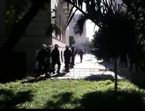 Επίθεση κατά αστυνομικών μέσα στη Βουλή