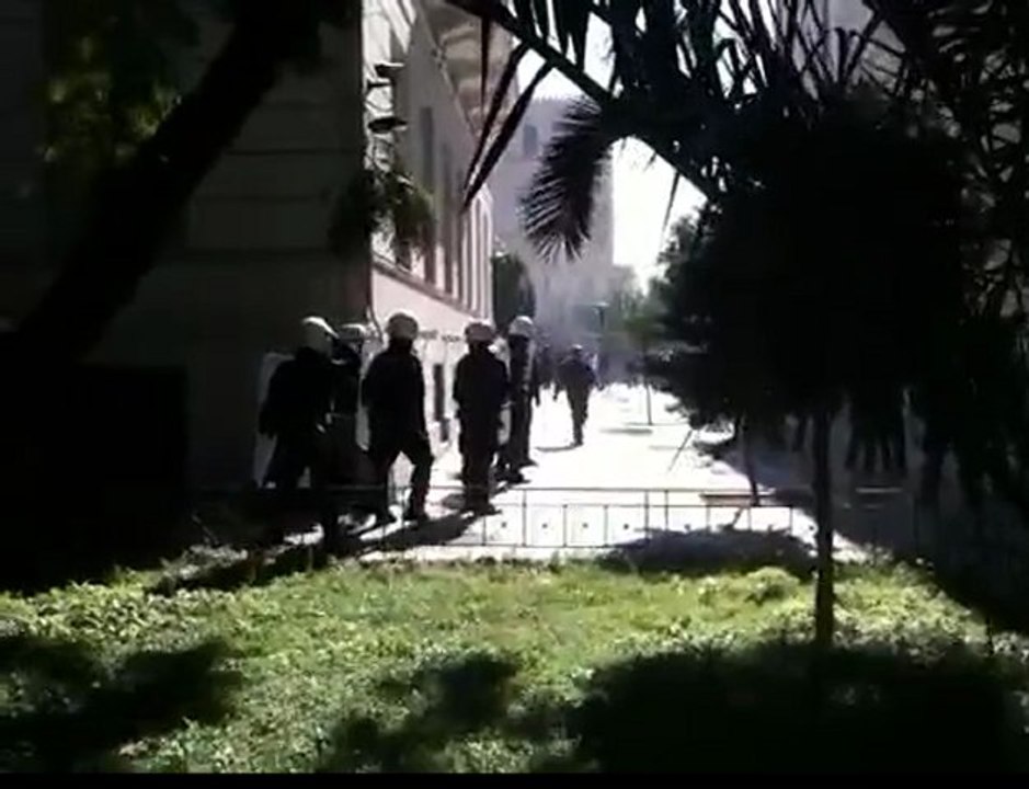 Επίθεση κατά αστυνομικών μέσα στη Βουλή