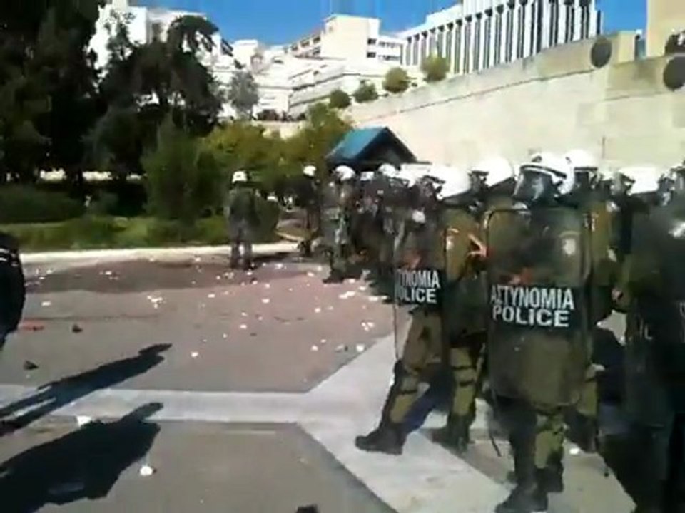 Πέτρες στα ΜΑΤ