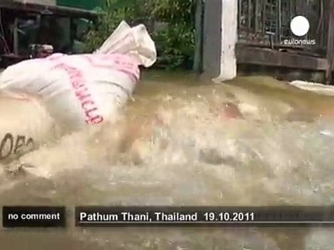 Thailand: floodwaters breach barriers near... - no comment