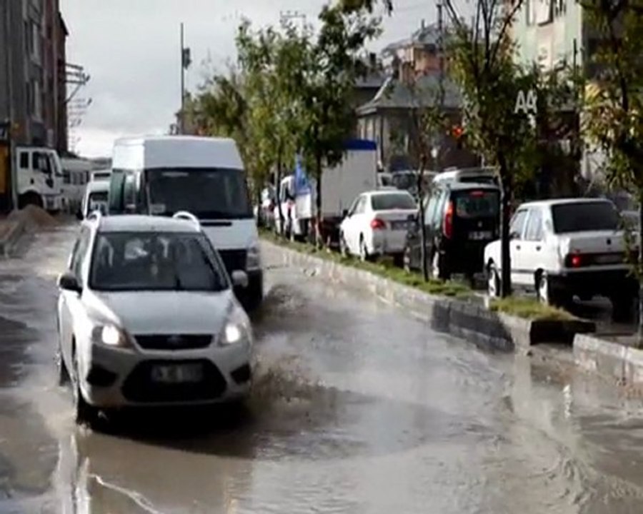 Kar yağışı, Van'da sürücülere zor anlar yaşattı