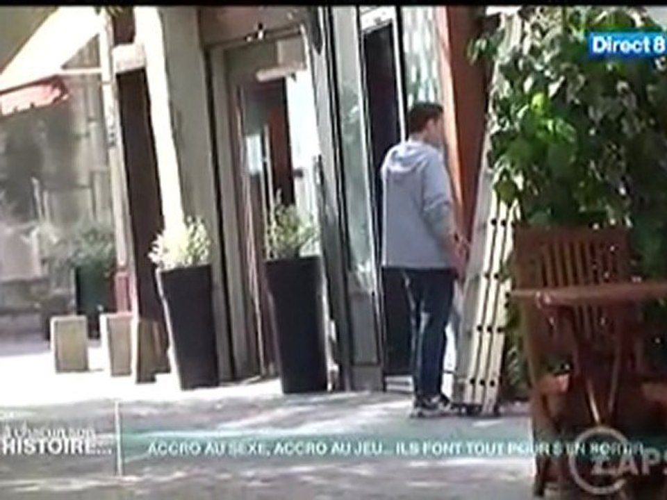 Regardez comment ce pervers aborde les jeunes filles dans la