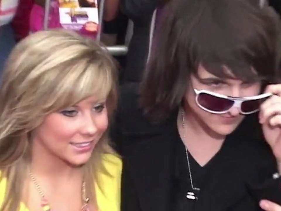 Miranda cosgrove auf krücken