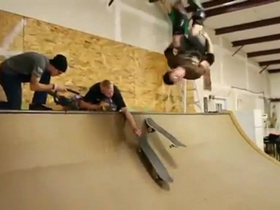 Backflip avec réception sur un autre skate
