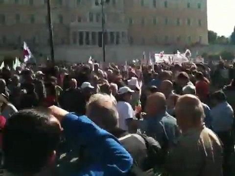 Χιλιάδες κόσμου έξω από τη Βουλή