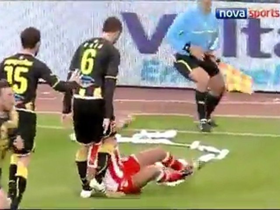 FOOT : furieux, il s'en prend à un adversaire... et lui baisse son short !  (15/10)
