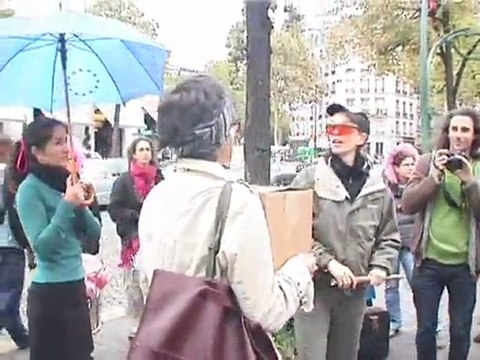 Manif porte d'Auteuil contre la réélection programmée de Paul Biya au Cameroun