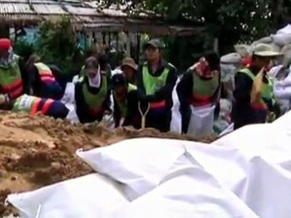 Floods threaten to swamp Bangkok