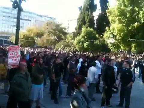 ΜΑΤ και διαδηλωτές στην πλατεία Συντάγματος