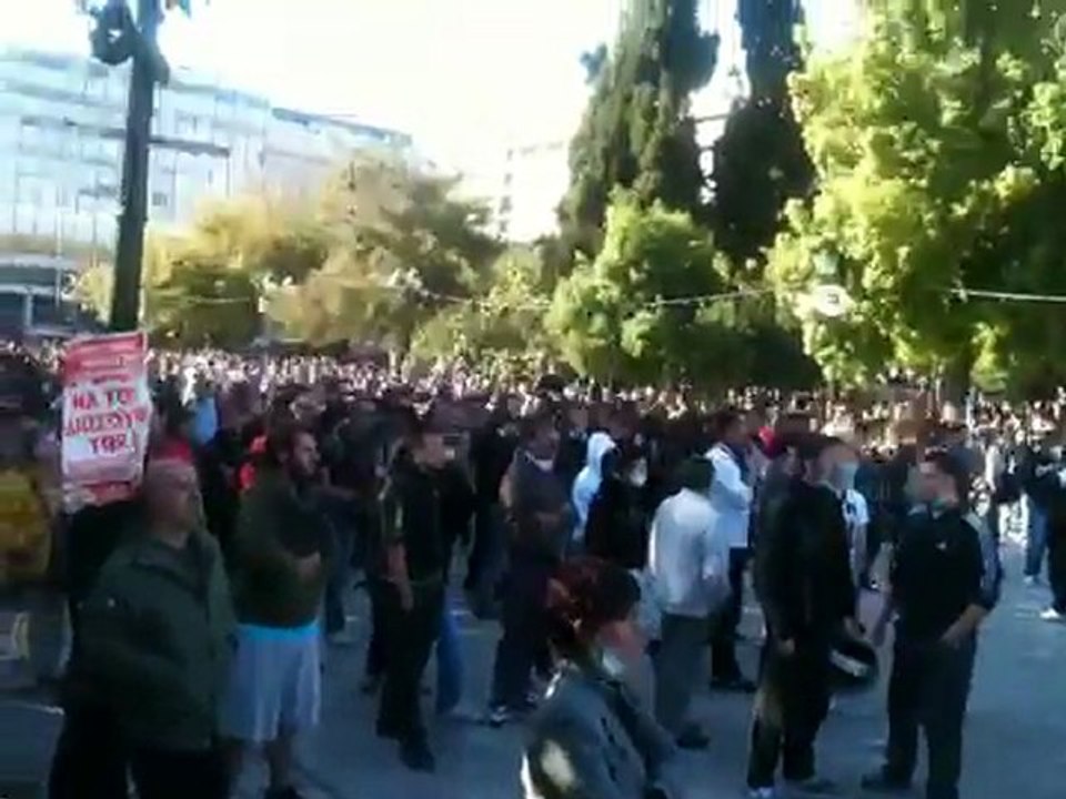 ΜΑΤ και διαδηλωτές στην πλατεία Συντάγματος