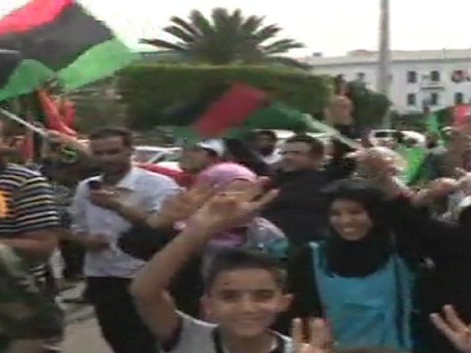 Kaddafi'nin yakalanması Trablus'ta sevinc gosterileri yapılıyor