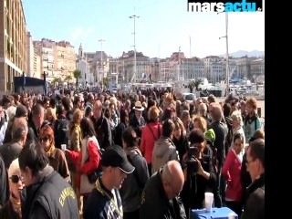 Les "mendiants solidaires" se rassemblent devant la mairie