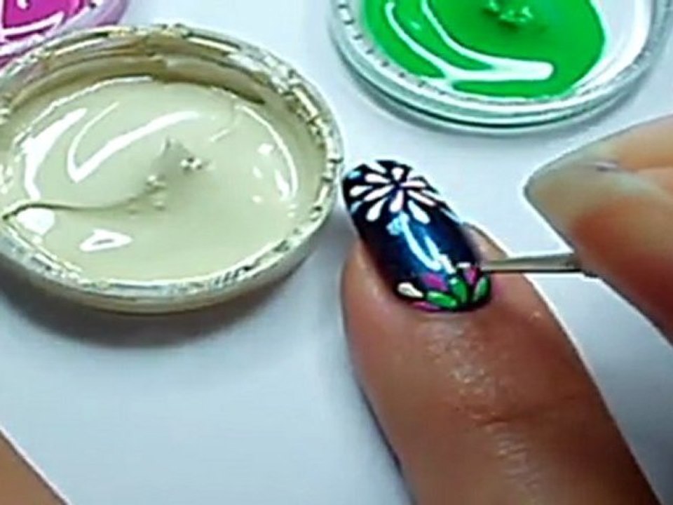 Comment réaliser un nail art effet feux d'artifices