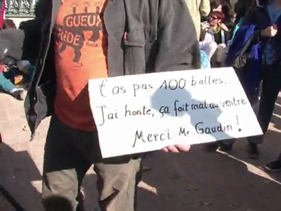 Arrêté anti-mendicité à Marseille : "mendiants" sous les fenêtres de Gaudin