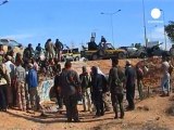 Los rebeldes libios muestran el cuerpo de Gadafi como trofeo