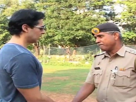 Shaan & Dino Morea Stop Traffic!