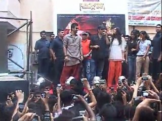 Ranbir Kapoor Turns Bodyguard For Nargis Fakhri – Hot News